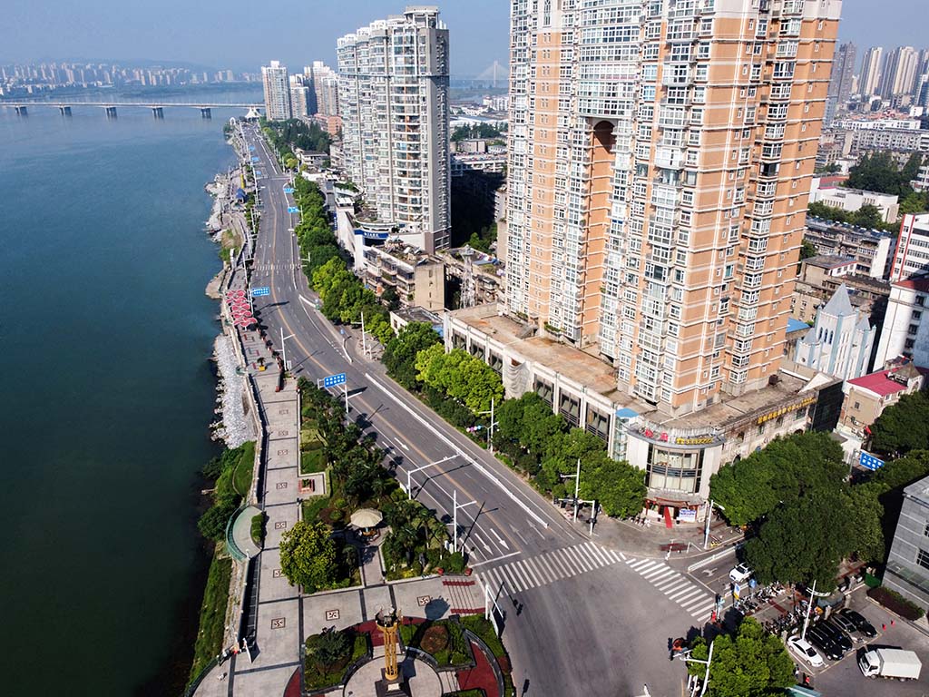 沿江大道刷黑工程