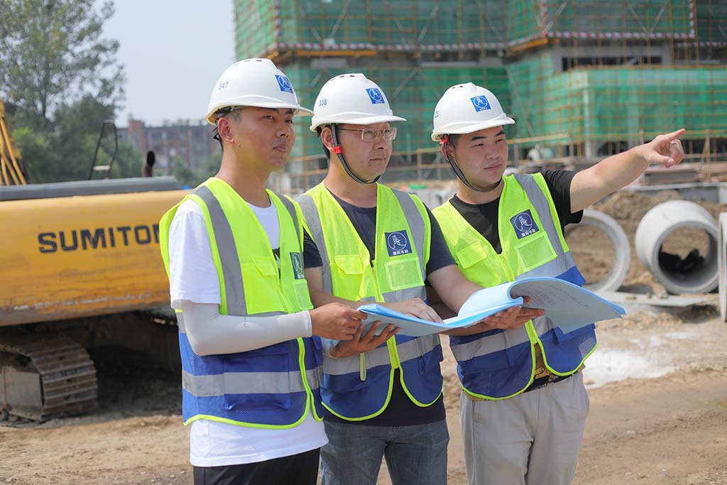 向奋斗在高温下的市政建设者致敬